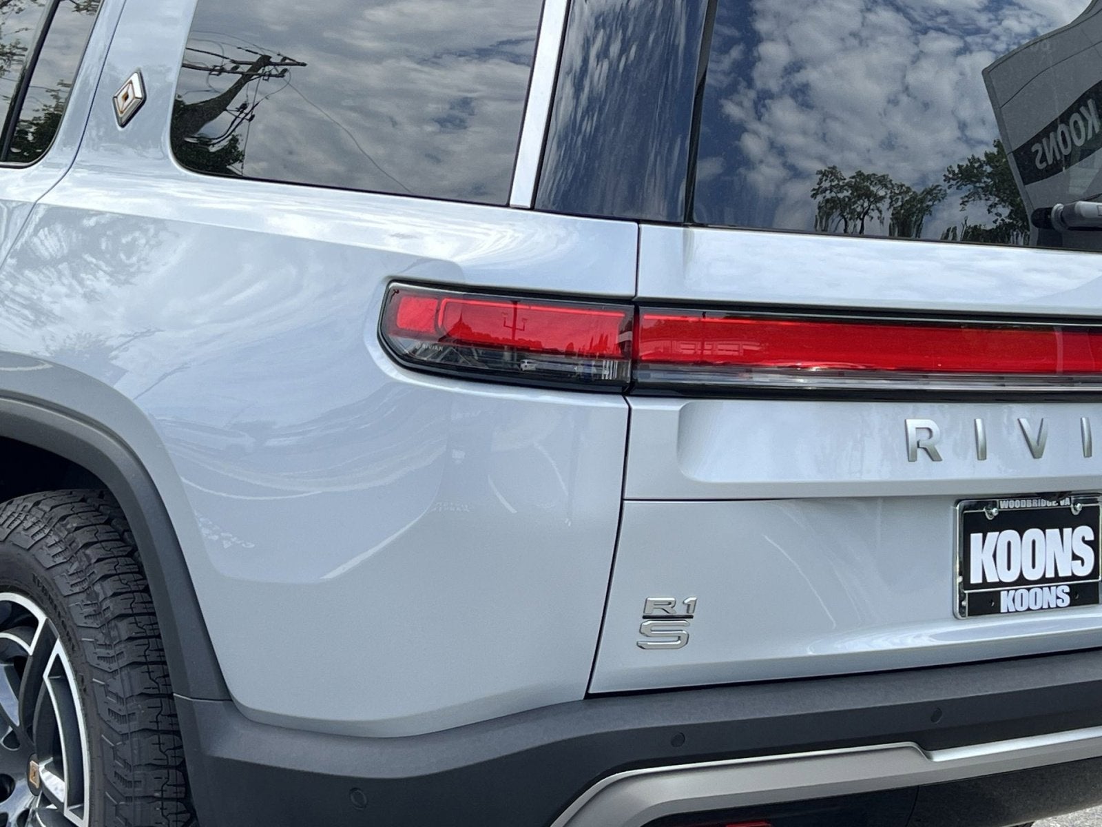 2026 Rivian R1S Base