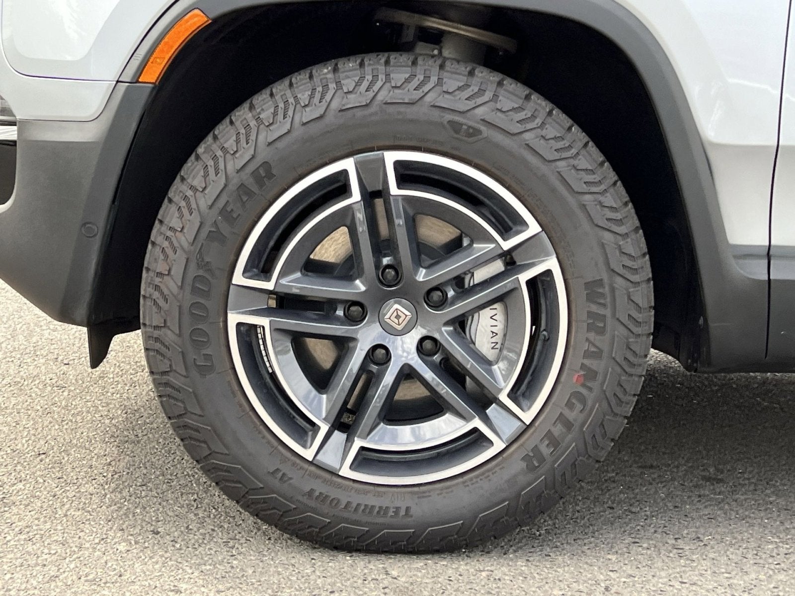 2026 Rivian R1S Base