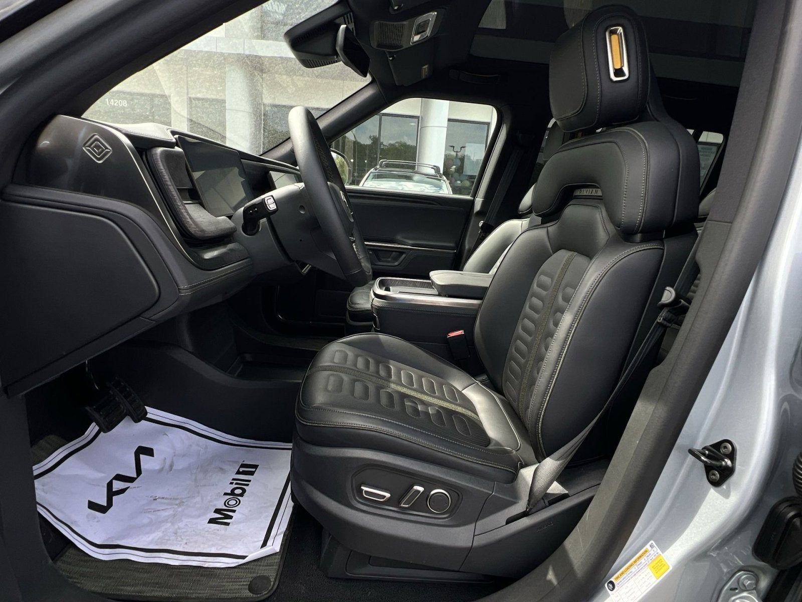 2026 Rivian R1S Base