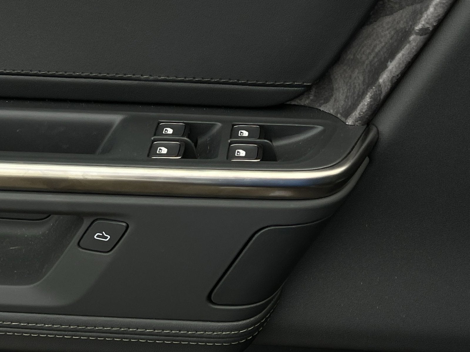 2026 Rivian R1S Base