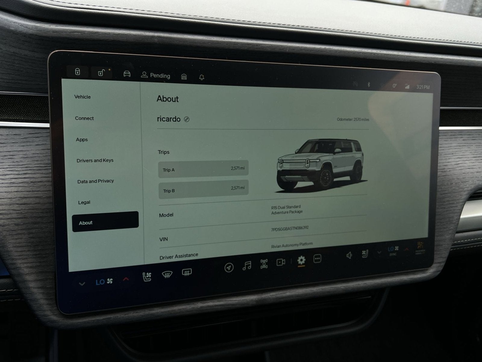 2026 Rivian R1S Base