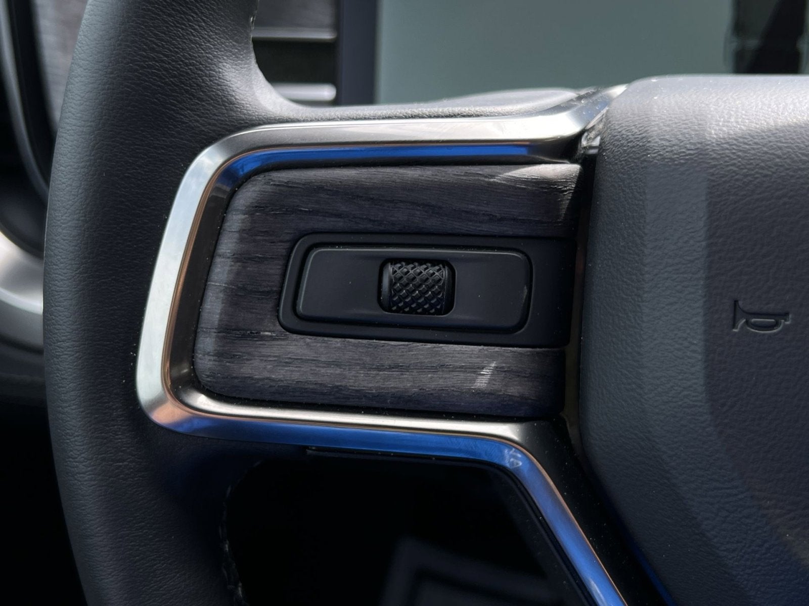 2026 Rivian R1S Base