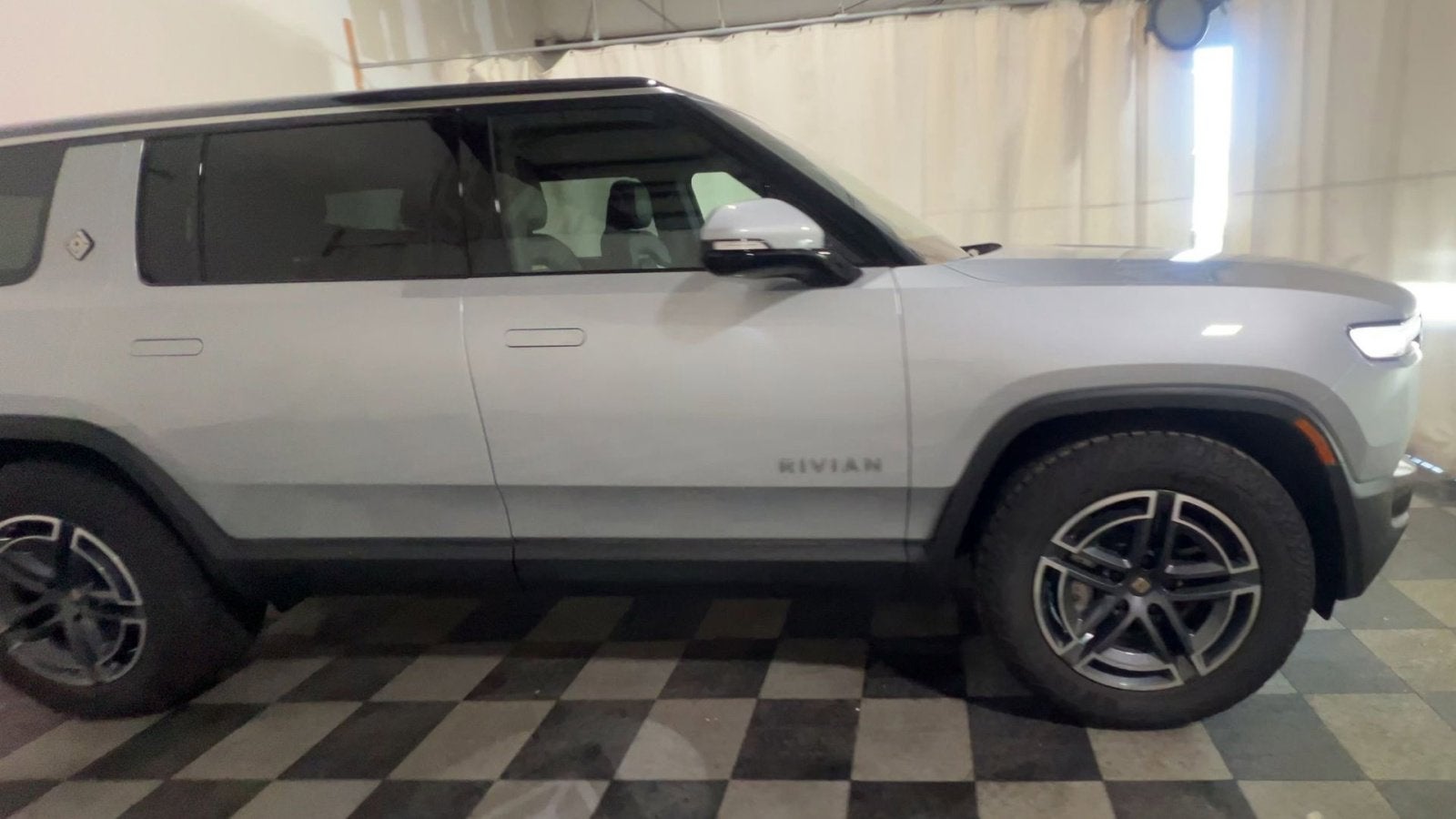 2026 Rivian R1S Base
