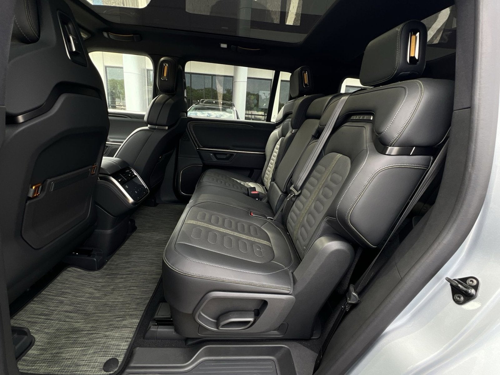 2026 Rivian R1S Base