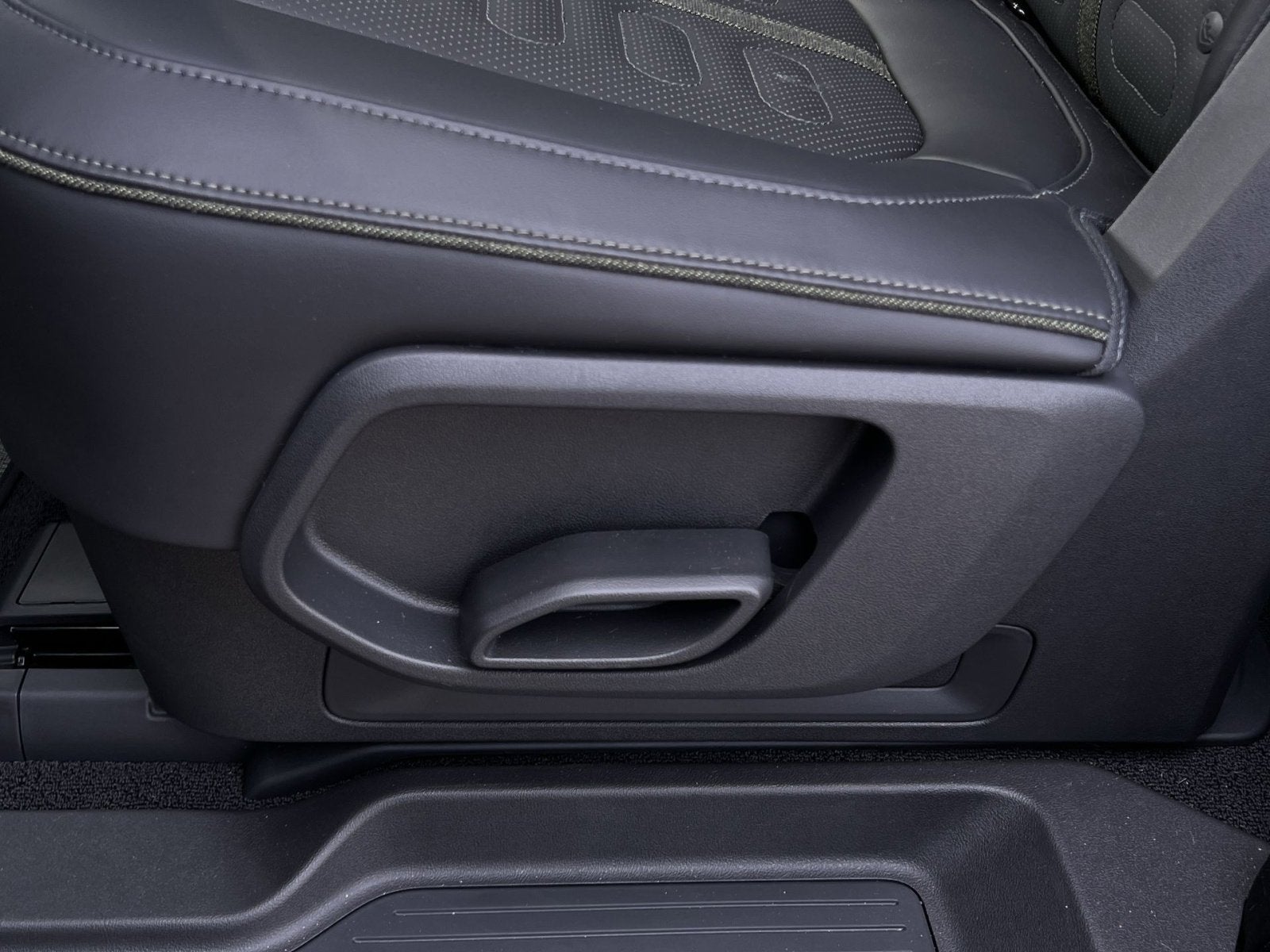 2026 Rivian R1S Base