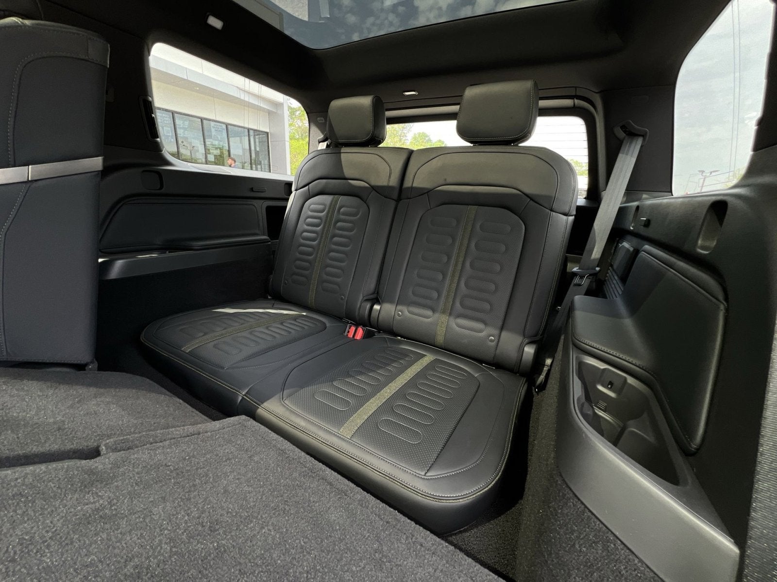 2026 Rivian R1S Base