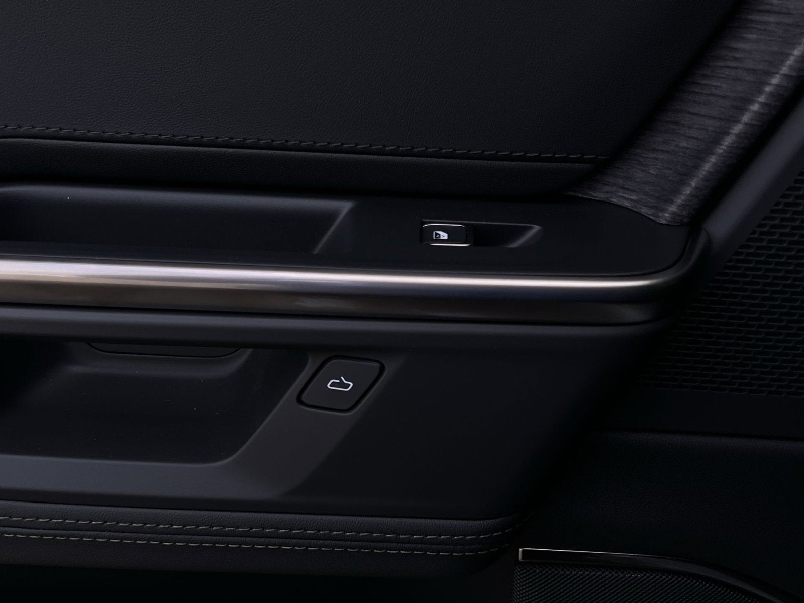 2026 Rivian R1S Base