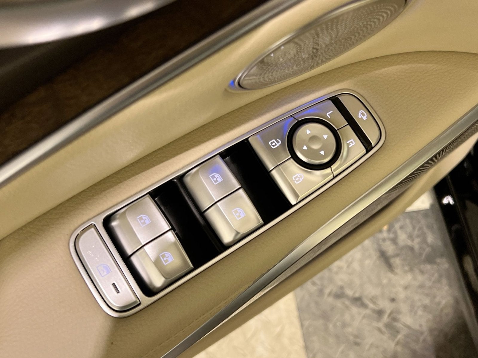 2020 Kia K900 Luxury